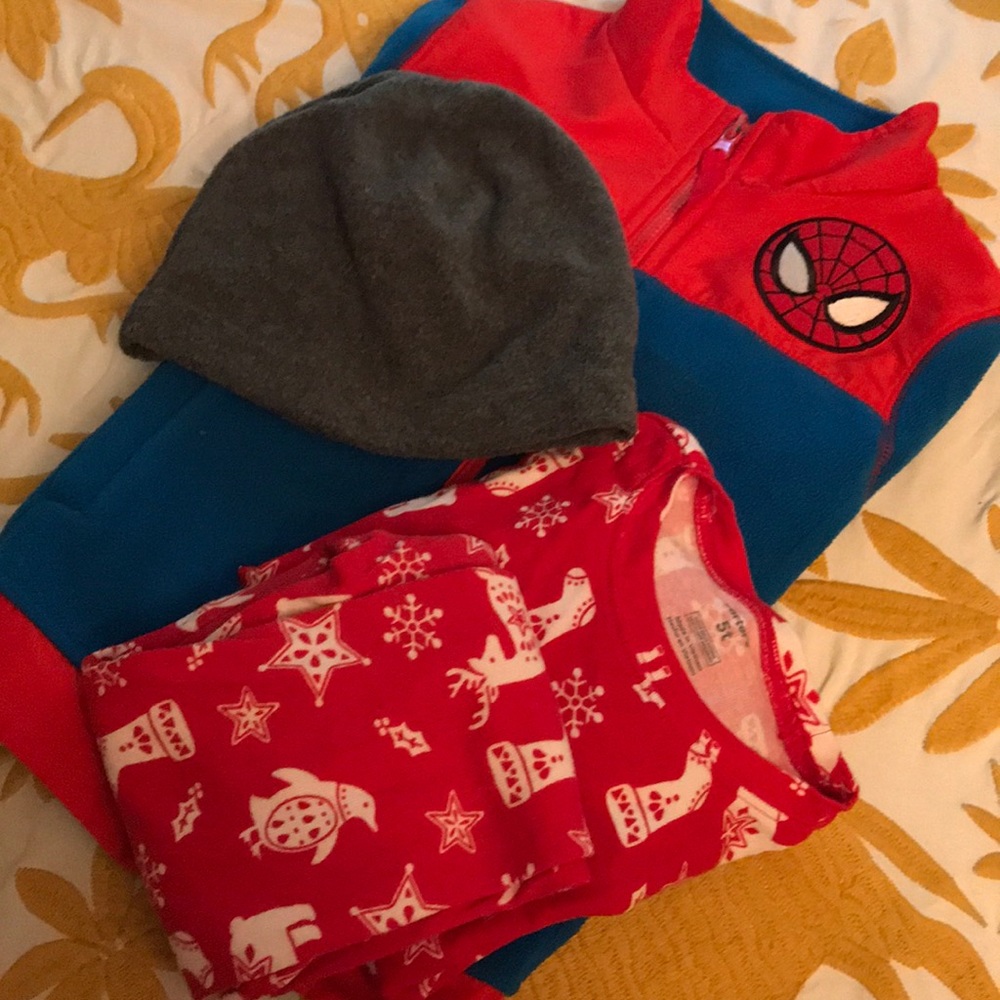 🎄🎄Boys 5T Bundle - 1 Jacket, Hat and Holiday PJs